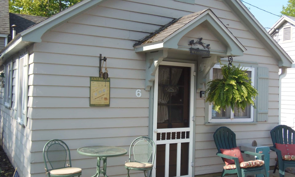 Ludington Cottage | To A Ludington Cottages. Parkview #6.