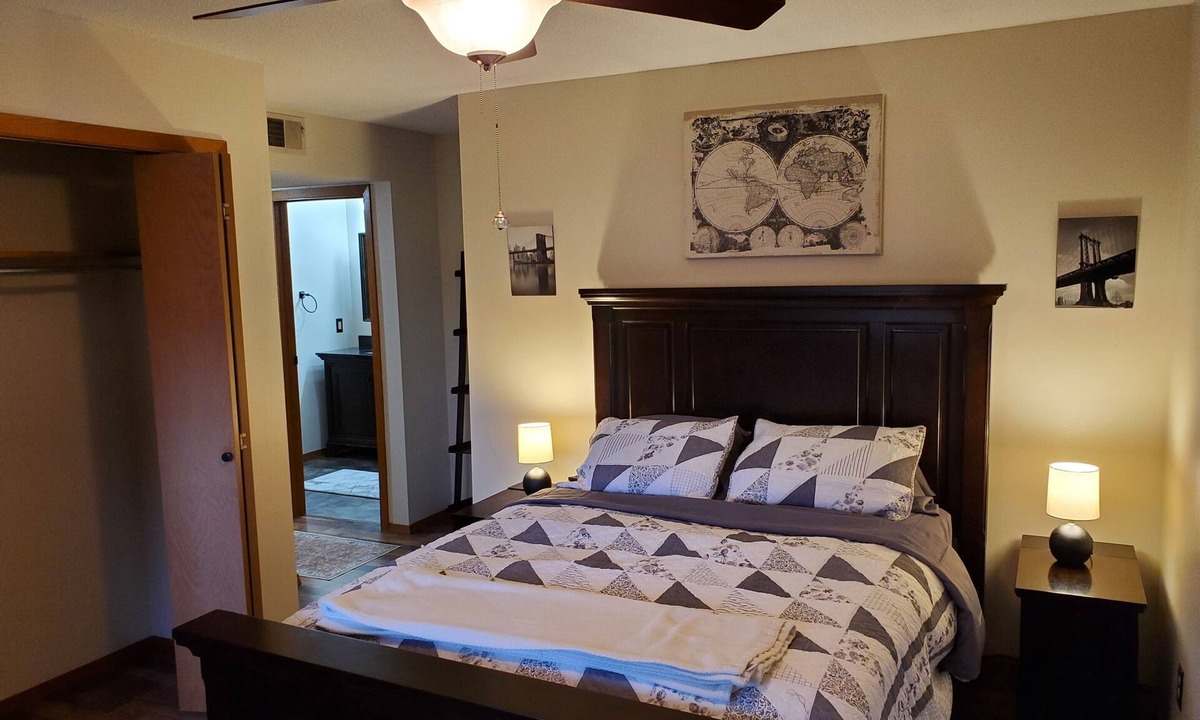 Sioux Falls Apartment | Tomar Park Apt with Porch & Fireplace KP101APT6