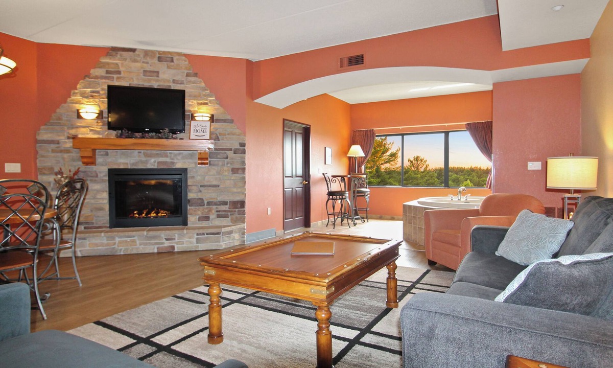 Wisconsin Dells Condo | Top-Floor Condo Overlooking the River – Pet Friendly!