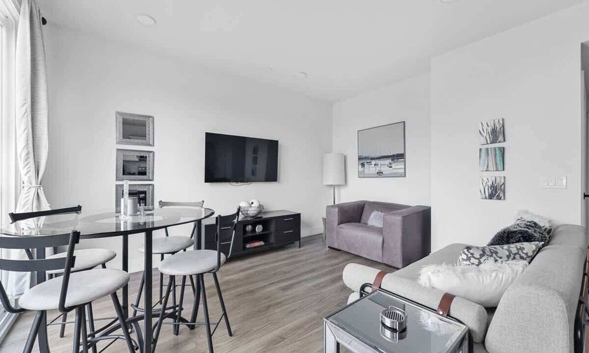 Traverse City Condo | Top Floor Condo w/Water Views + Walk to Beach