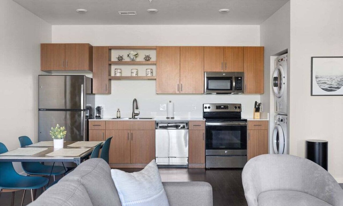Mayfield Apartment | Top Floor Pet Friendly Condo near Downtown