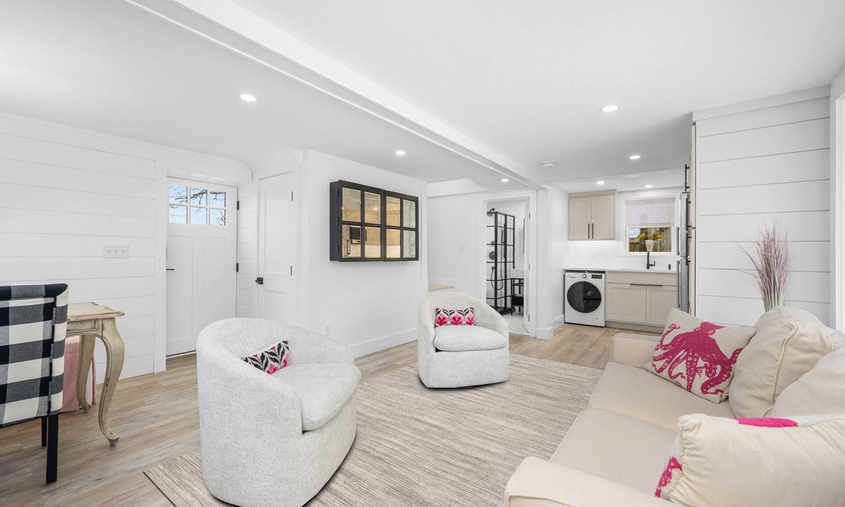 Chatham Cottage | Town Center-Full Reno 2026-Steps To Shops & Eateries-Walk To Lighthouse Beach
