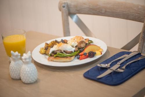 Cliff Walk Bed & Breakfast | Town & Tide Inn