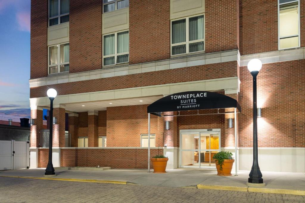 Champaign Hotel | TownePlace Suites by Marriott Champaign