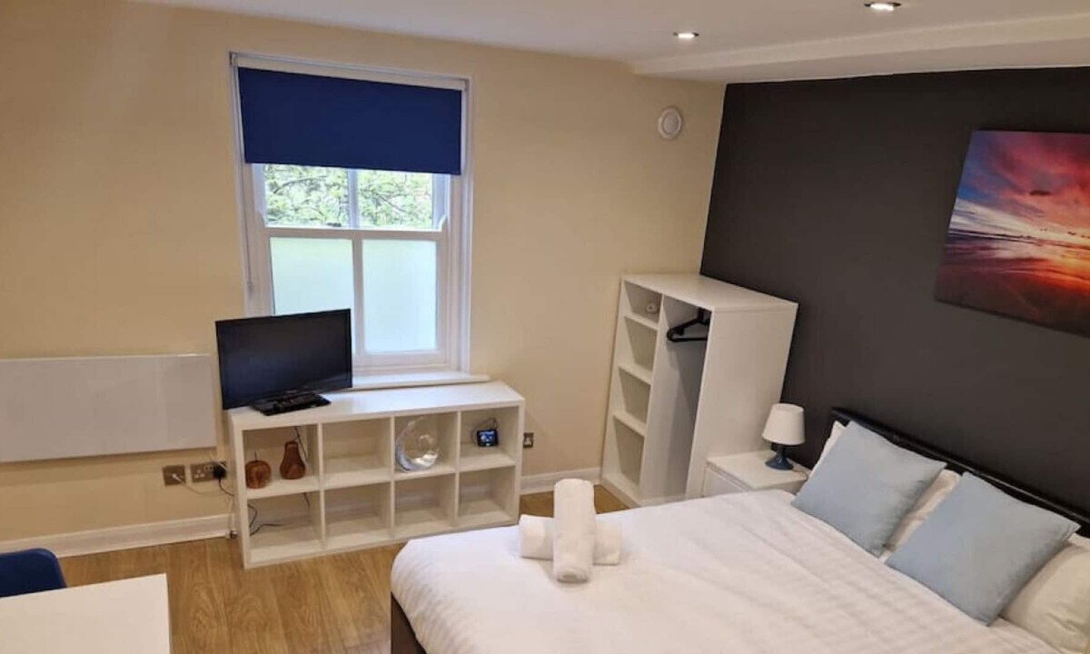Blandford Saint Mary Apartment | Tranquil 1 Bed studio Flat
