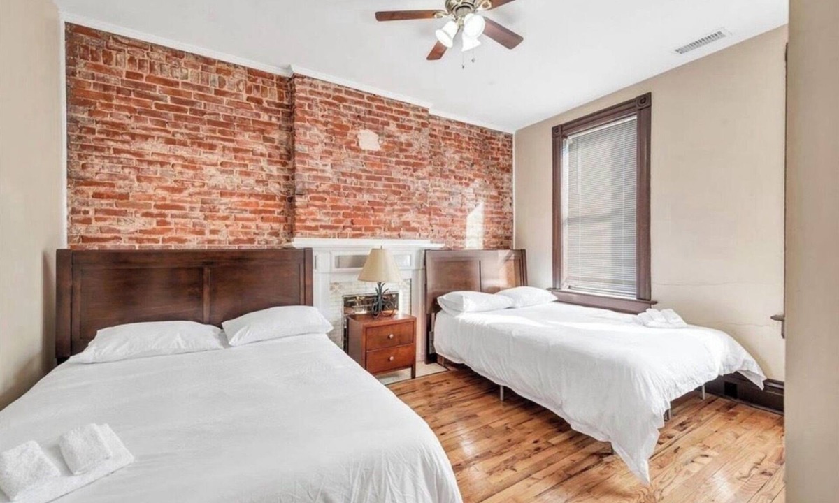 Benton Park House | Travel nurse/short term rental 2-bedroom townhome with AC, WiFi in Soulard