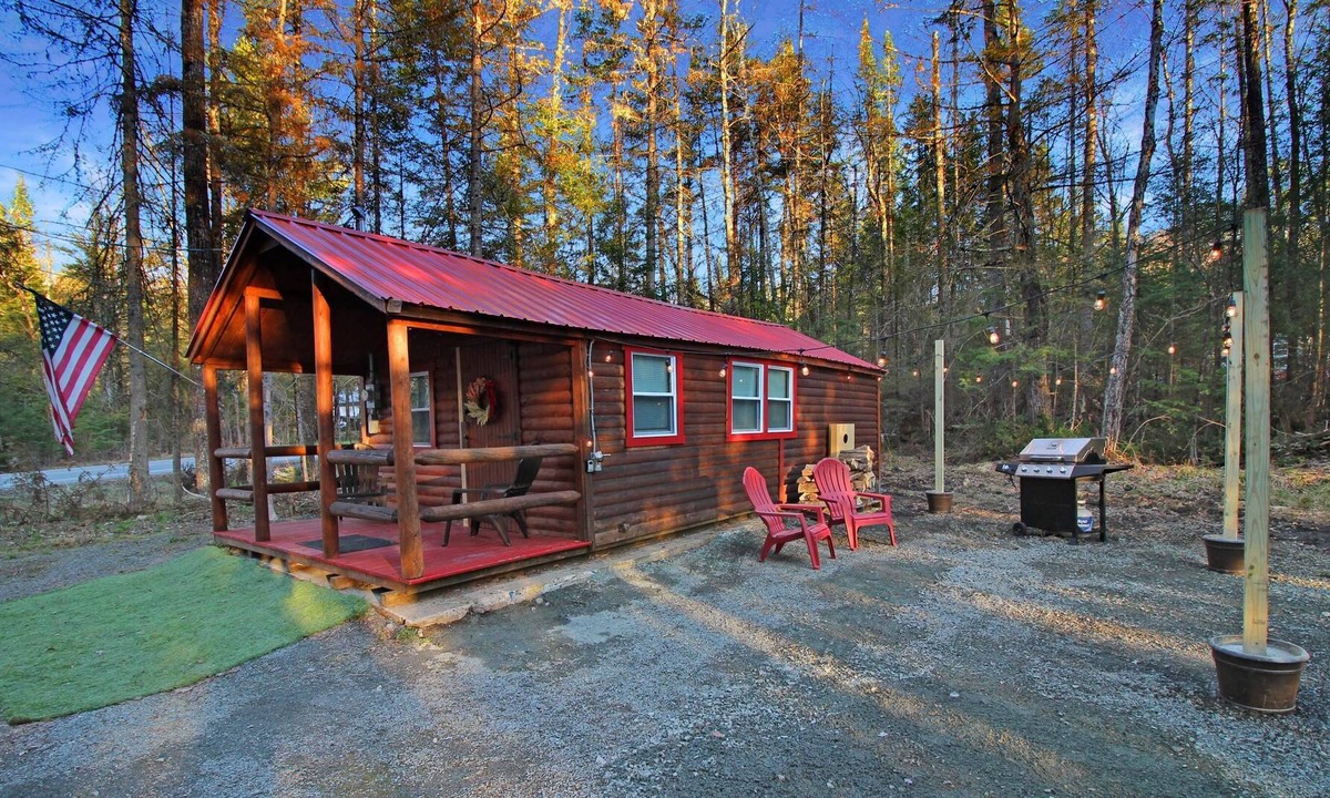 Dalton House | Travelers Haven: Cozy Romantic Log Cabin, Fire Pit, AC, Gas Grill, Dog Included, FAST WiFi,