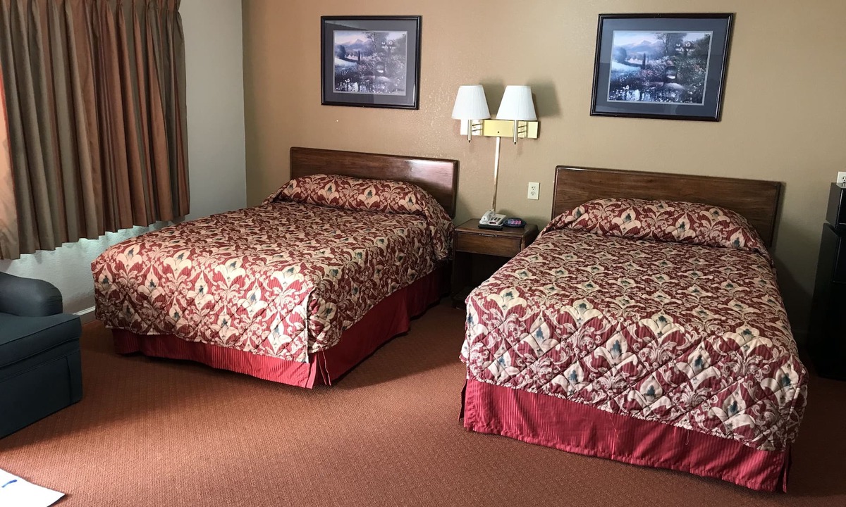 New Martinsville Hotel | Travelers Inn