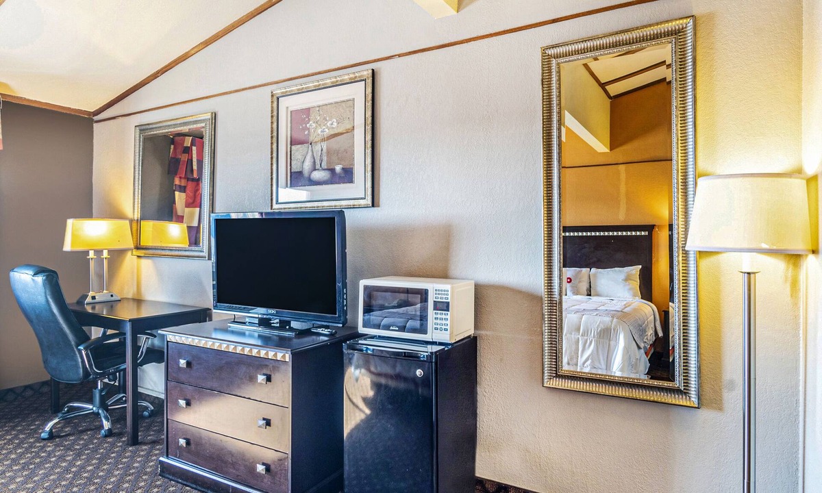 Dodge City Hotel | Travelodge by Wyndham Dodge City KS