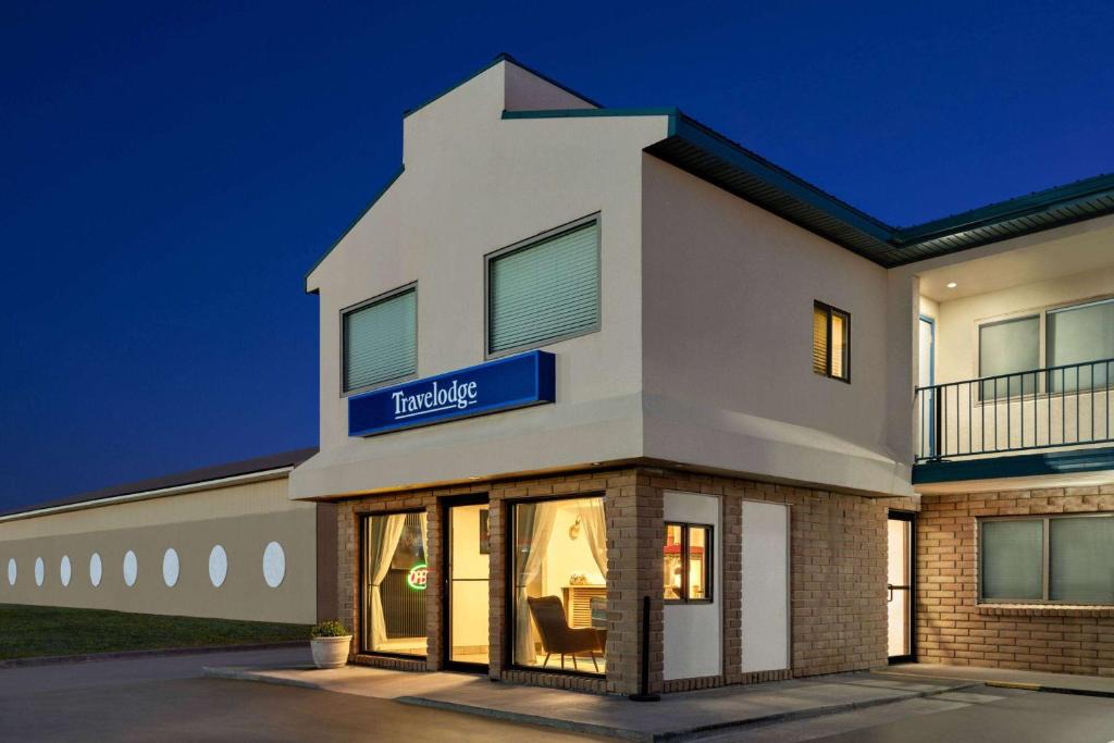Pinnacles Entrance Badlands Hotel | Travelodge by Wyndham Wall