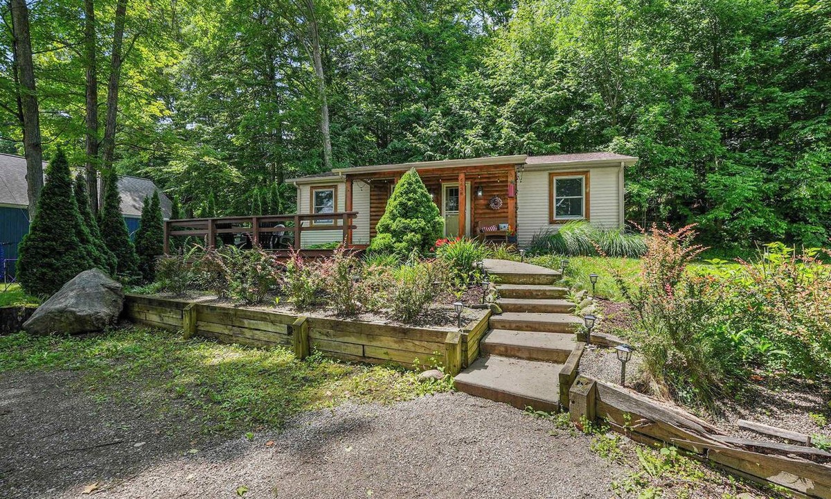 Suttons Bay House | Traverse City M-22 Cottage | Hot Tub, Beach Access