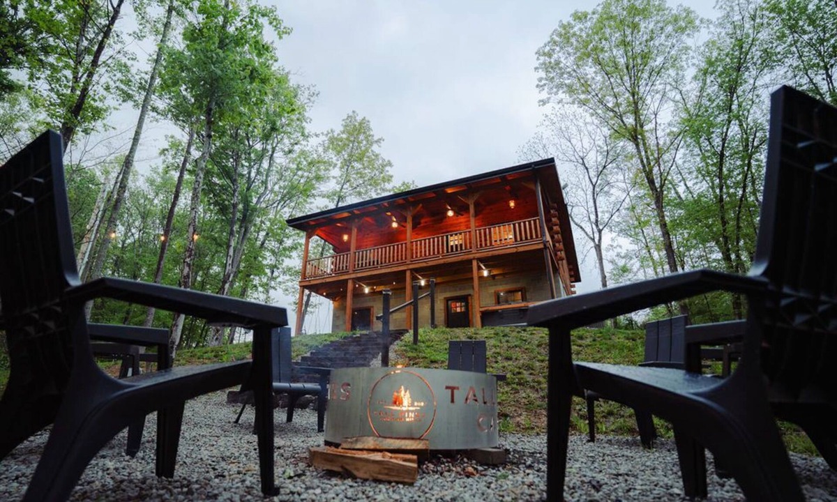 Logan Cabin | Treetop Escape | Hiking, Hot Tub, Movie Theater & 5 Private Acres