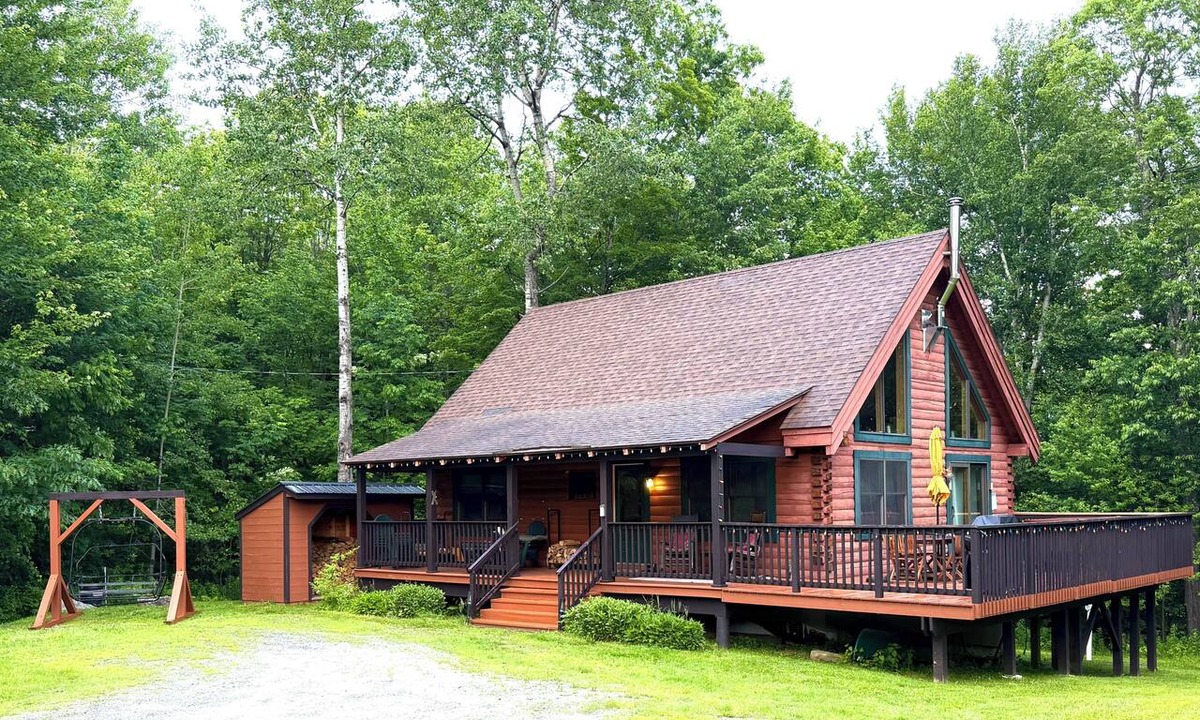 Wilmington Cabin | Trending Family Retreat - Pvt. Deck Hot Tub, Pool & Game Room