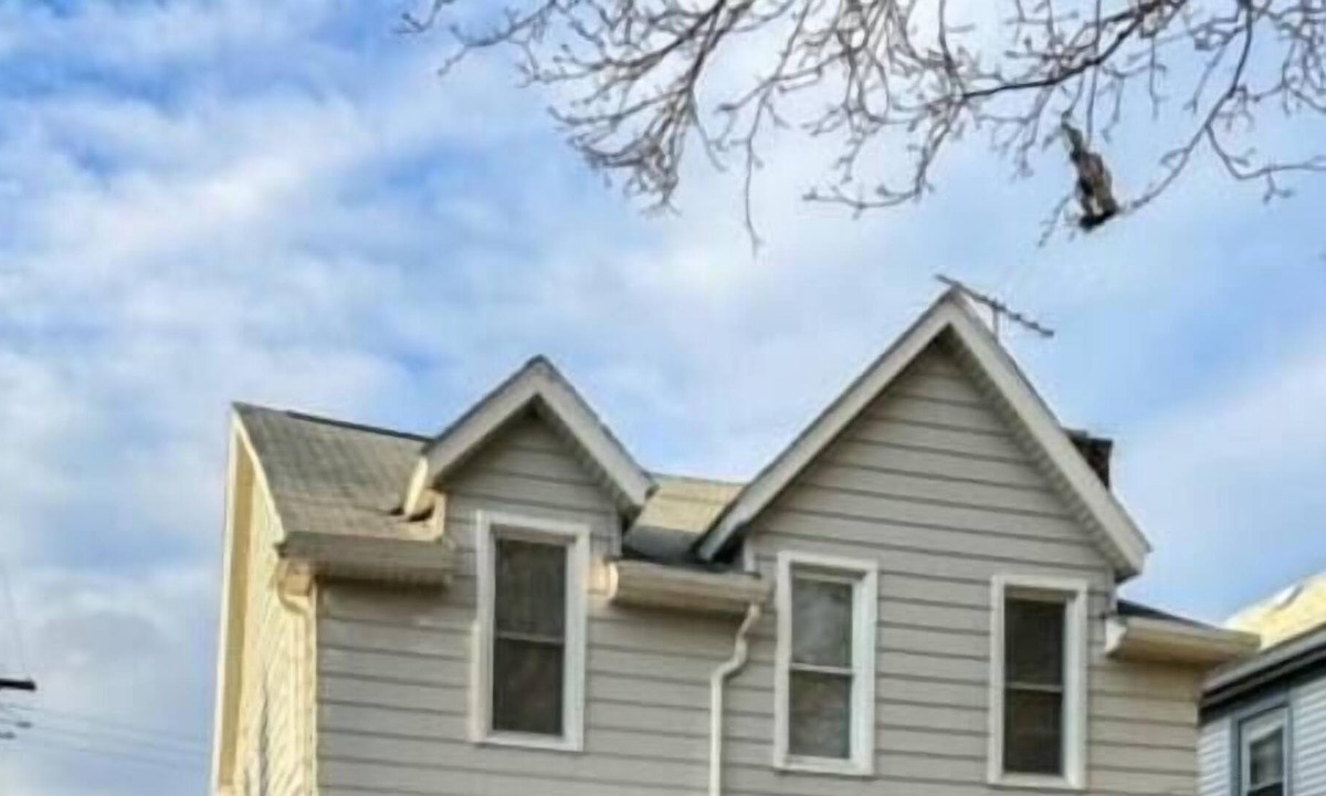 Pontiac House | Trendy Pontiac three Bedroom