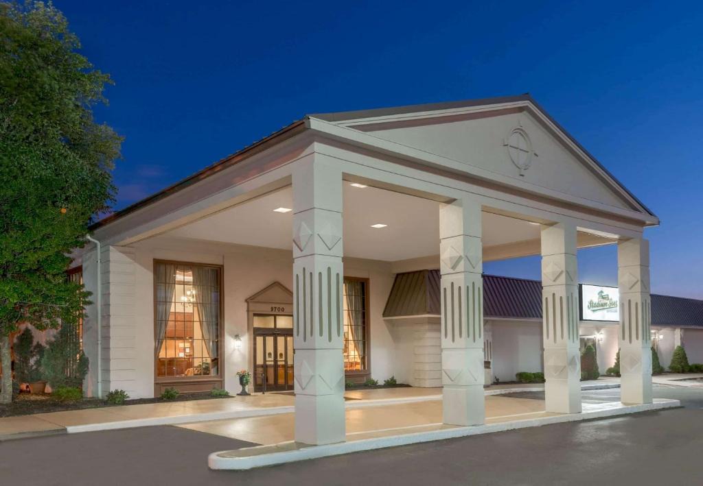 Jeffersontown Hotel | Triple Crown Inn