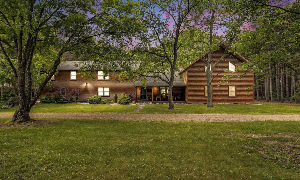 Hart Cabin | Trophy Timber Lodge | 90 acres | Sleeps 17