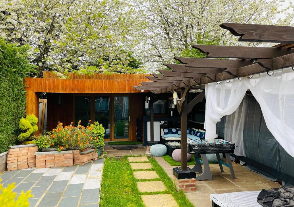 Newcastle-upon-Tyne House | Tropical Style House Near Newcastle City Centre