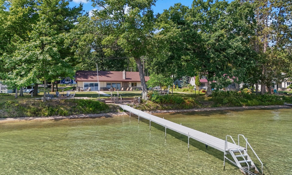 Higgins Lake House | True Higgins Lakefront | Renovated & Spacious!