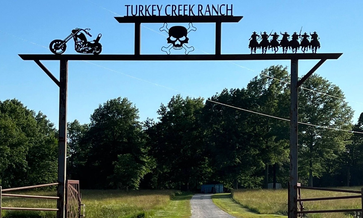 Osceola Cabin | Turkey Creek Barndominium home in country setting located in Osceola, Missouri