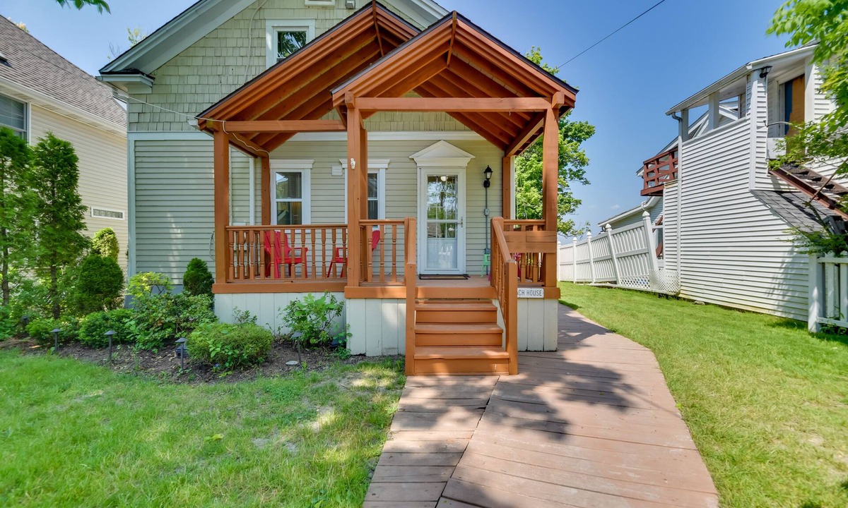 Lake View House | ‘Turtle Cove Bay Beach House’ ~ 13 Mi to Buffalo!