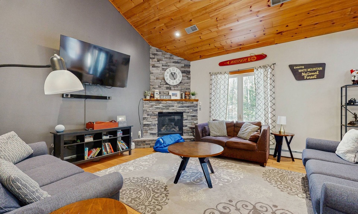 Bartlett House | Two-level Townhome with Gas Fireplace, Deck, and Grill - Amazing Location