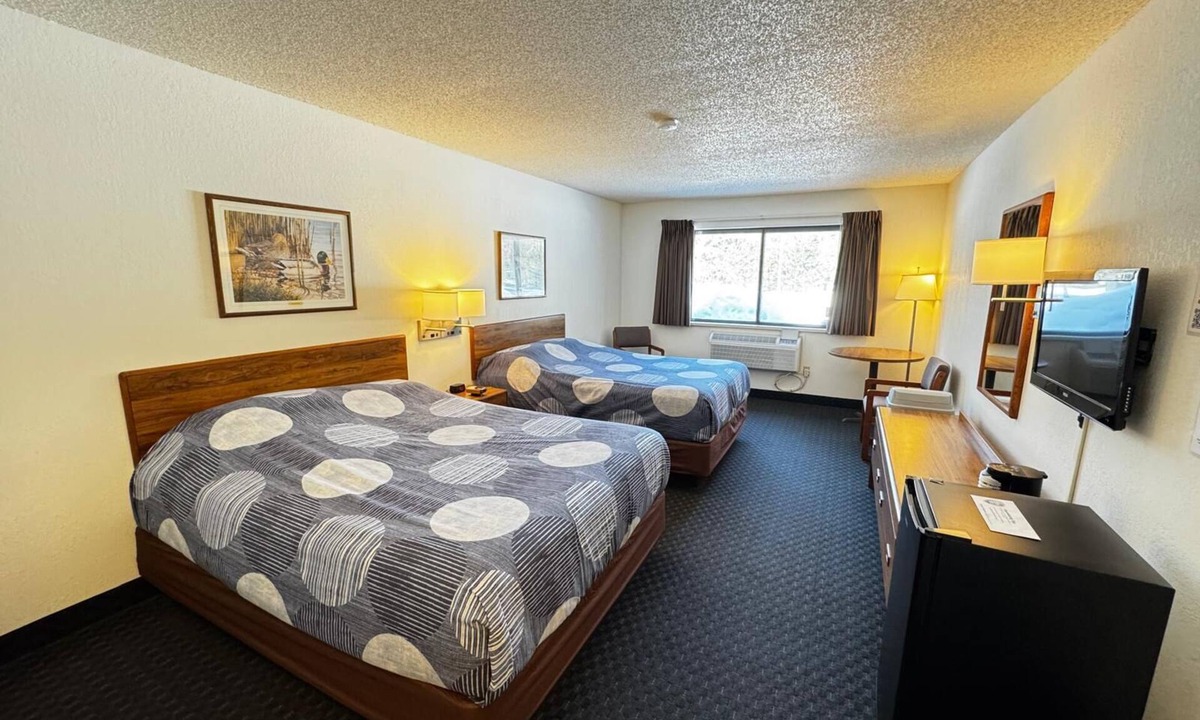 Boulder Junction Apartment | Two queen beds, private bathroom, jetted tub, mini fridge, and single-serve coffee maker.