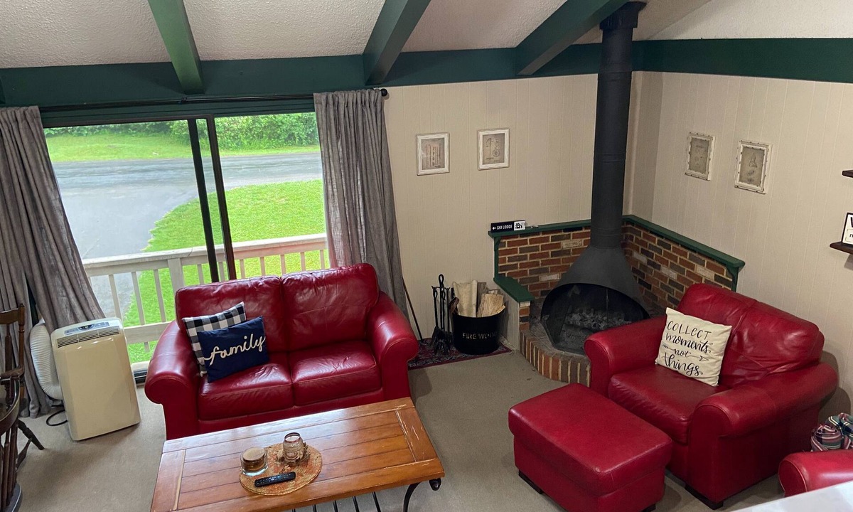 Ellicottville House | Ultimate Ellicottville Ski Experience: Cozy, comfortable and sleeps 14