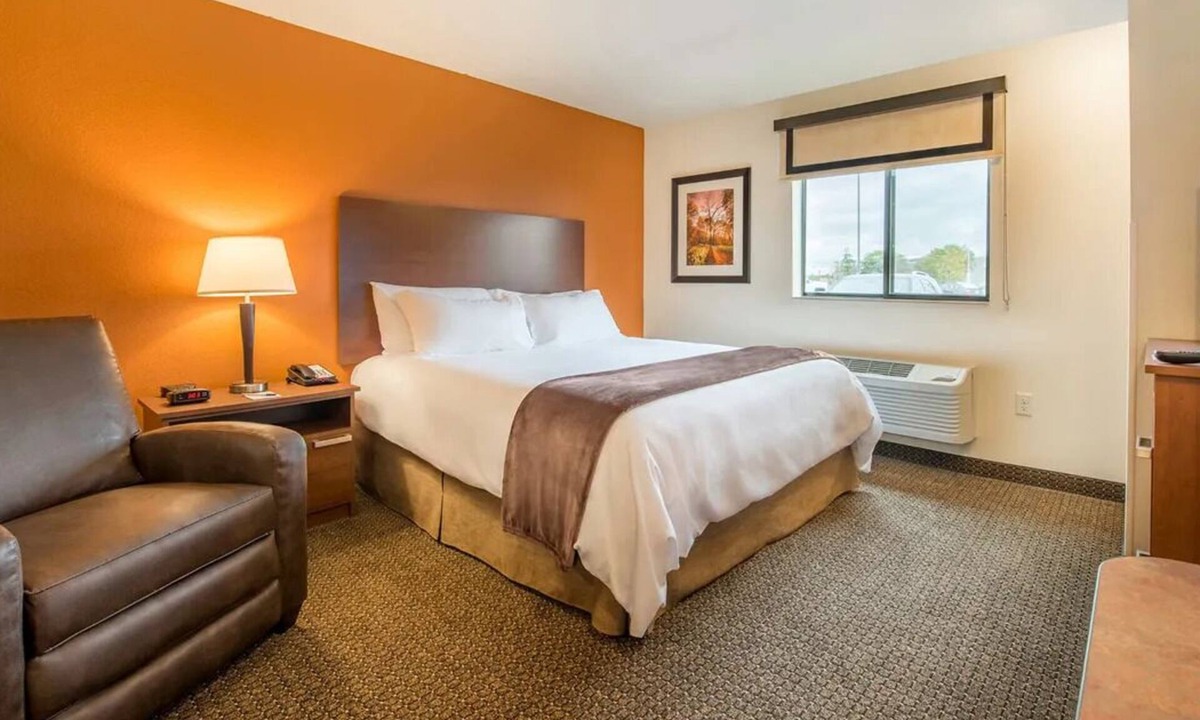 Sioux Falls Hotel | Ultimate Pet-Friendly 2 Room w/Cooking Setup Minutes from Empire Mall - 0.5mi
