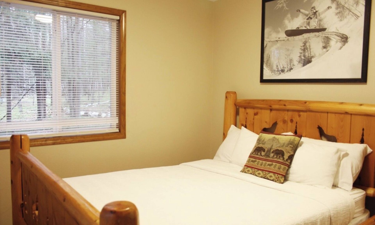 Iron Mountain Hotel | Ultimate Relaxation at Pine Mountain | Indoor Pool | Ski-in/Ski-out & Golfing