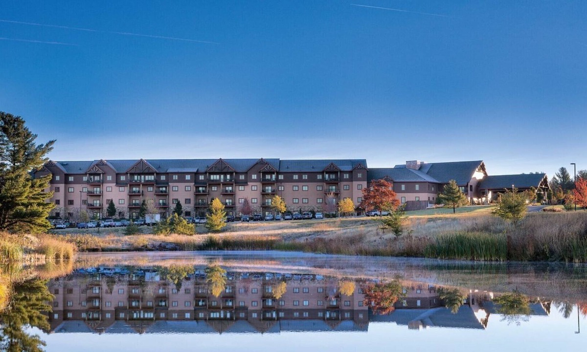 Lake Delton Resort | Unforgettable Family Fun at Wyn. Glacier Canyon- Water Park Passes Included-2 Bd