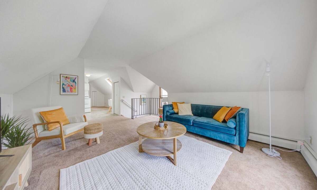 Summit - University Apartment | Unique cheerful unit in Historical St. Paul!