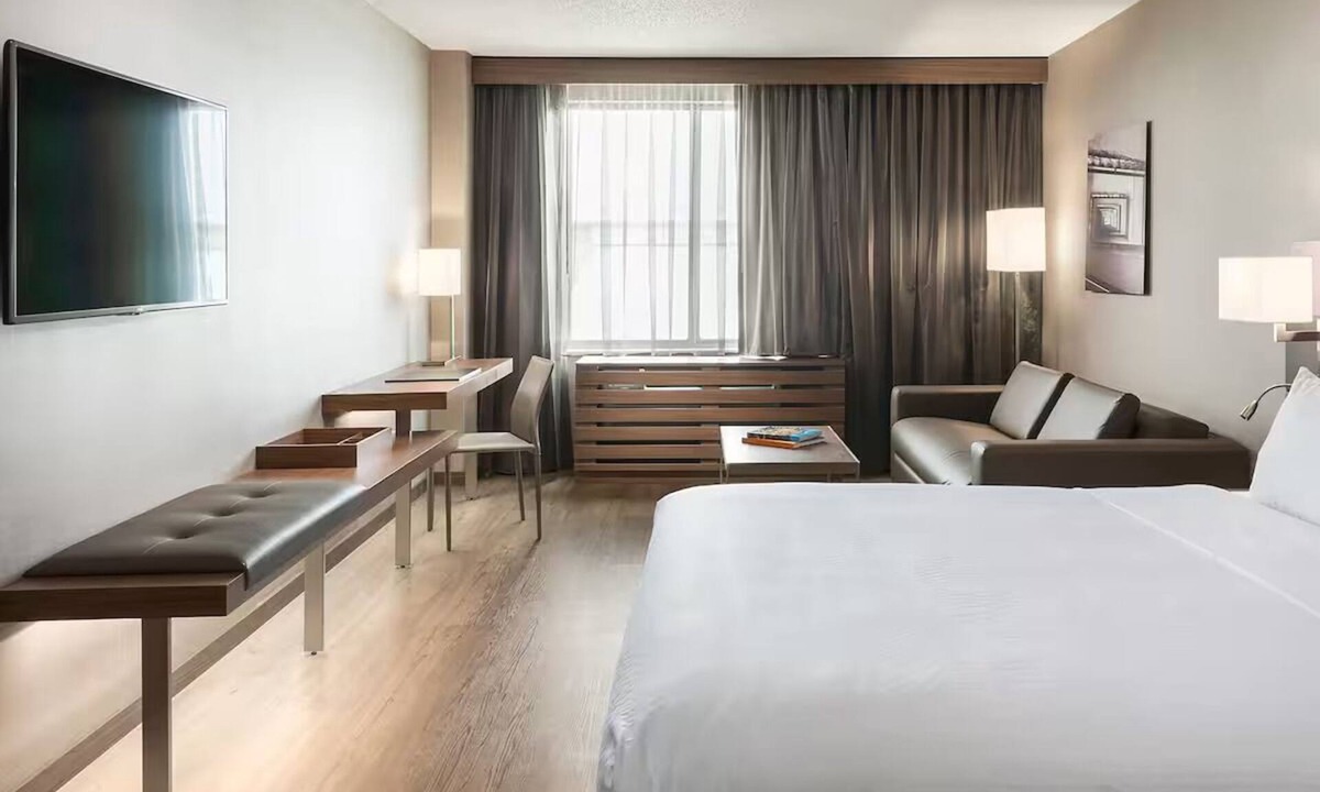 Portland Hotel | Unwind in Stylish Waterfront Room Near Trails & Outdoor Activities