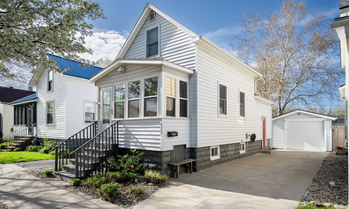 Grand Haven Cottage | Updated Grand Haven Cottage | Private Patio | Walk to Beach | Sleeps 5