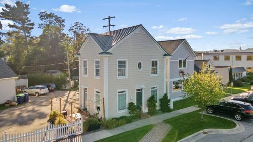 Traverse City House | Urban Stay By The Bay: Downtown Pet-Friendly Home