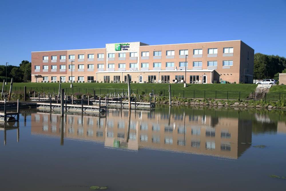 Port Huron Hotel | Holiday Inn Express & Suites Port Huron, an IHG Hotel