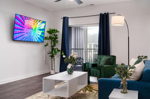 Whitestown Apartment | Verdant Retreat 2BR 2BA Spacious 2 KingBeds GymWFH