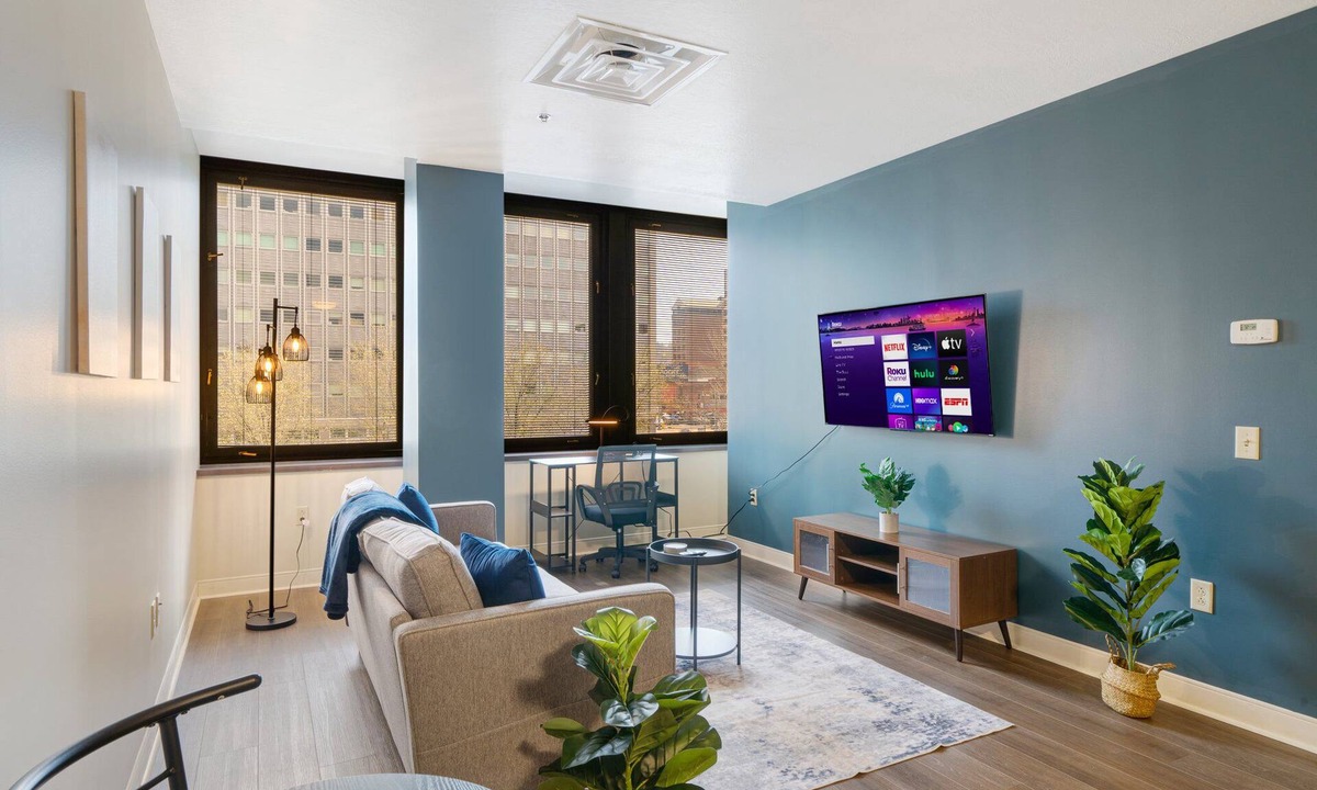 Downtown Pittsburgh Apartment | Vibrant Luxury | PRIME LOCATION | 24/7 Valet Gym Terrace Roku