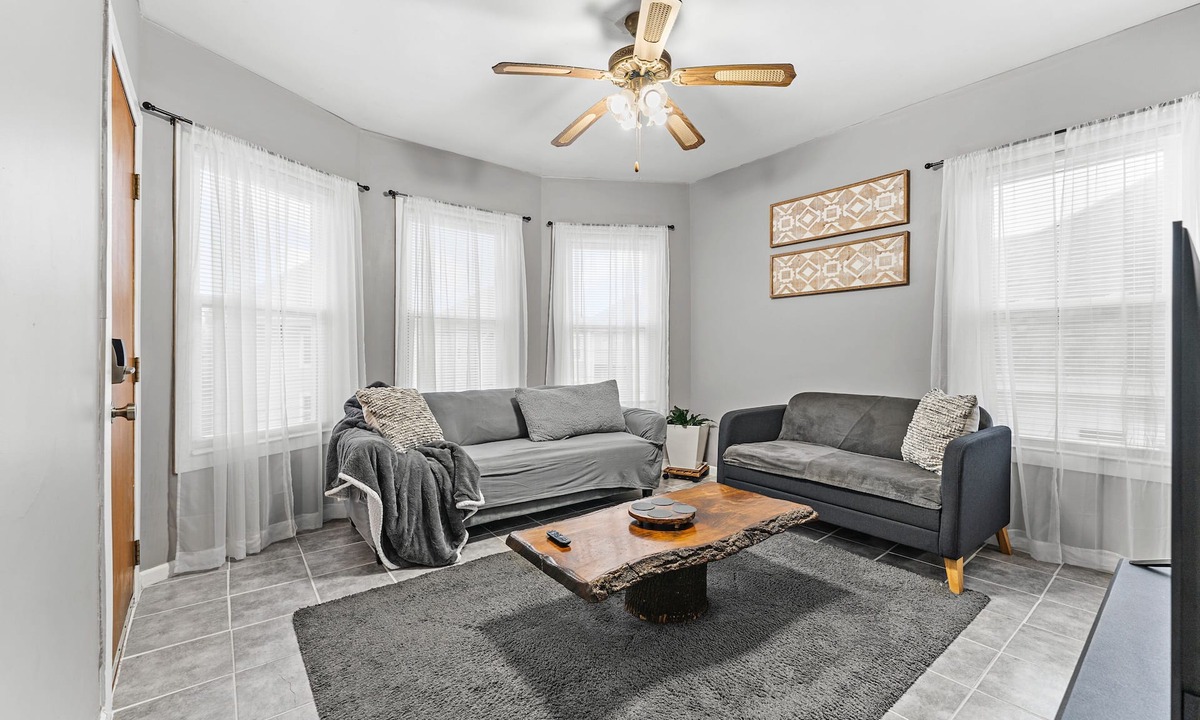 New Bedford Apartment | Vida Comfy Inn Modern 3BR- 8 mins to downtown