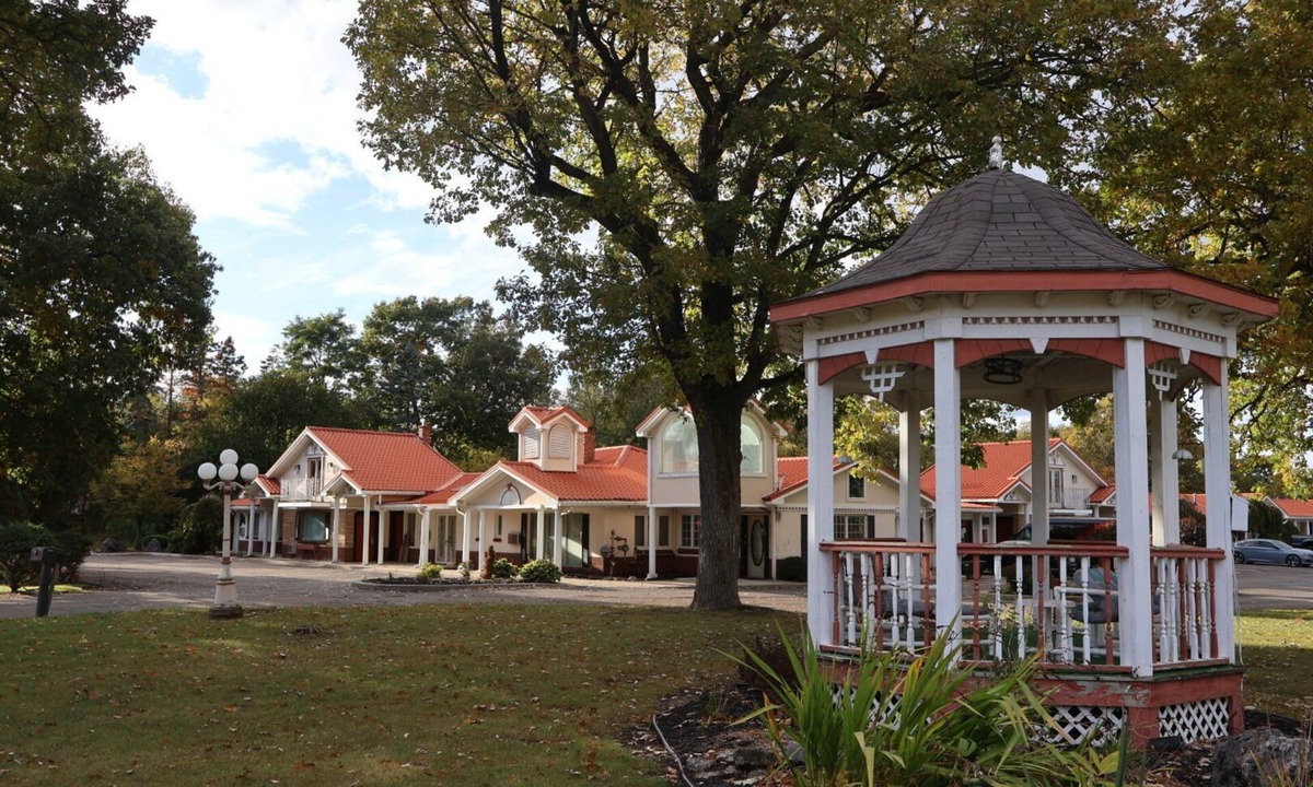 Clarence Hotel | Village Haven Inn & Extended Stay