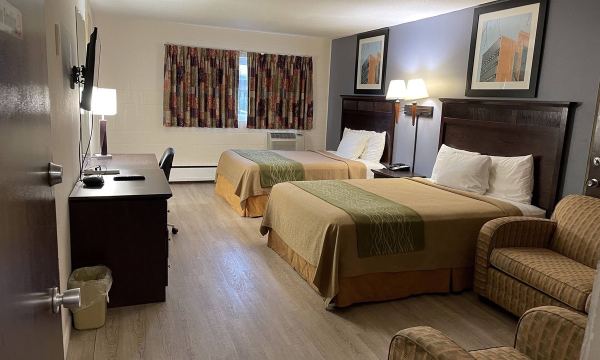 Green Bay Hotel | Village Inn
