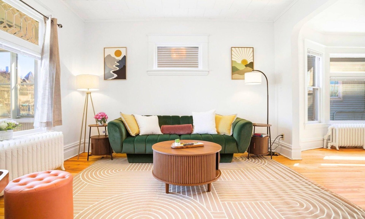 Summit - University House | Vintage Hideaway - 3-Bedroom Near Summit & Grand, 15 min to Airport & MOA