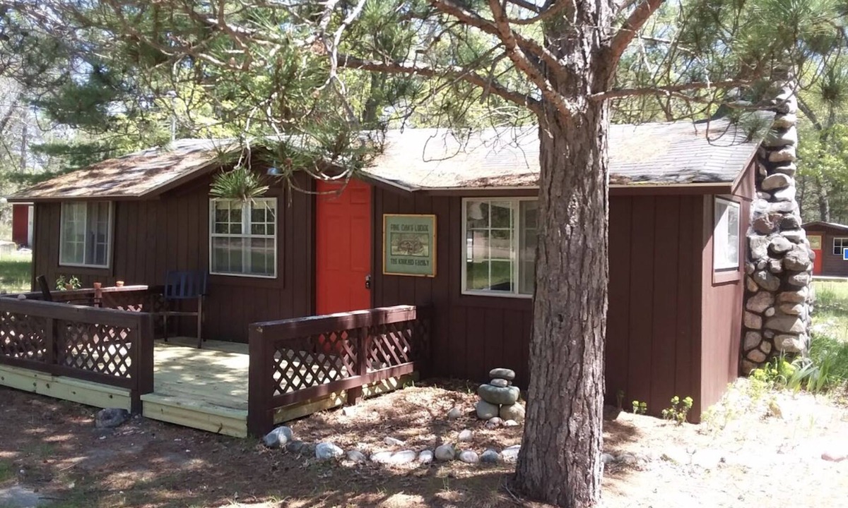 Hillman Cabin | Vintage Pet-Friendly Family Cabin and Bunkhouse in the Atlanta State Forest