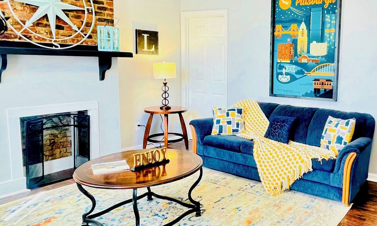 Central Northside House | WALK to ACRISURE & PNC Park + FREE Private Park 2 King beds/3 BA Sleeps 6