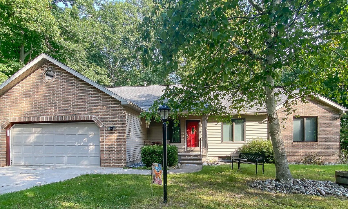 Frankfort House | Walk to beach, bay, downtown, parks. Close to Ski resorts.