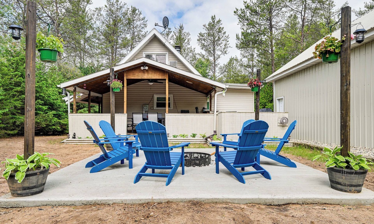Friendship House | Walk to Castle Rock County Park: Rustic Cabin