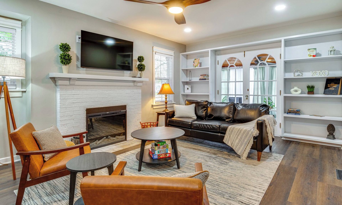 Frankfort House | Walk to Downtown Frankfort: Patio, Firepit & More!