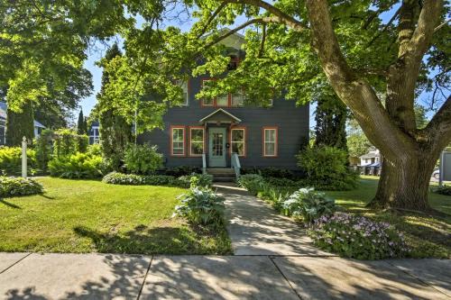 Sturgeon Bay Apartment | Walk to Dtwn Shops & Eats: Sturgeon Bay Retreat