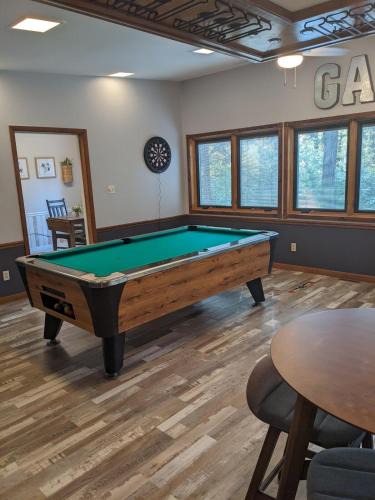 Manhattan House | Walk to K-State, Sleeps 12, Pool Table, Hot Tub