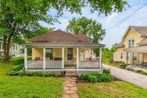 Bonner Springs House | Walk to Parks & Dining: Bonner Springs Home