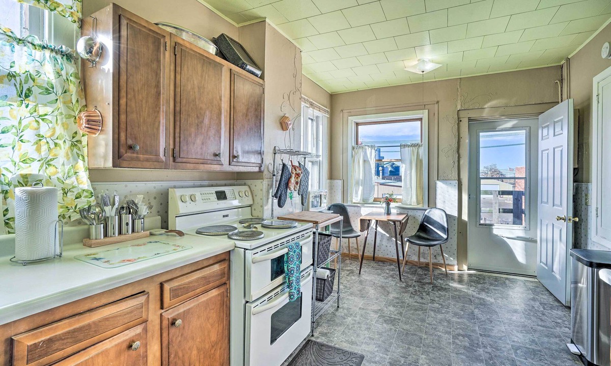 Hettinger Apartment | Walk to Restaurants & Dtwn Hettinger: Apt w/Yard